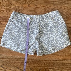 Linen gray leopard print shorts
